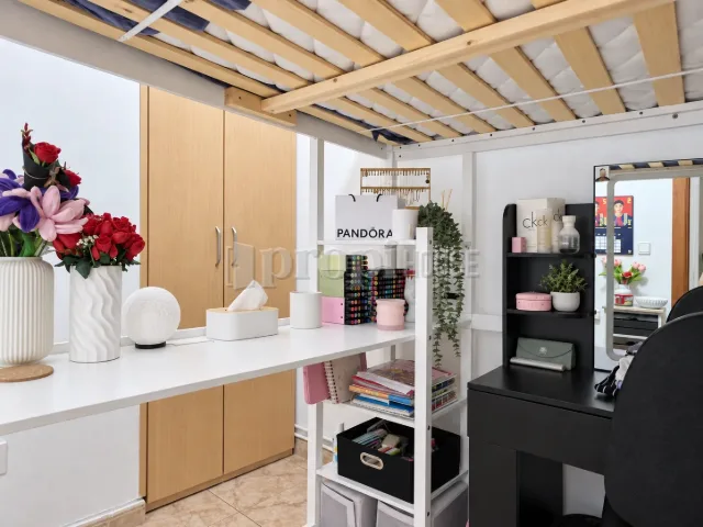 La habitación de la cama alta, con el armario y la zona de estudio