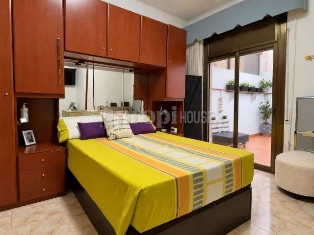 Habitación principal con cama doble, armarios a medida y la corredera al patio