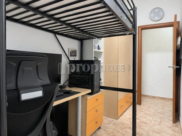 La habitación individual desde el otro lado, con el armario