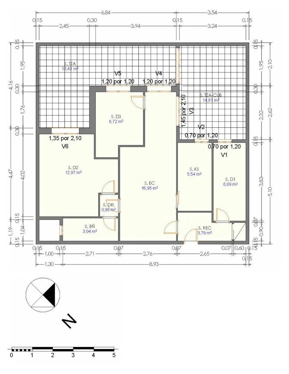 Plano del bajos con sus medidas, el patio y la orientación