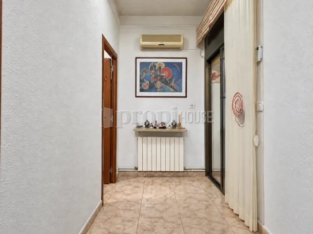 Distribuidor con radiador y la corredera que lleva a la galería y al patio