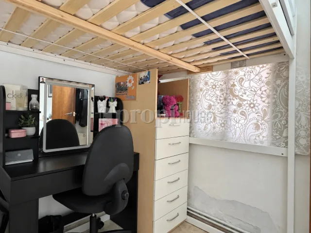 La misma habitación desde el otro lado, con la cómoda y la ventana