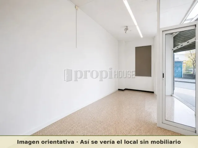 Imagen orientativa: la puerta del fondo del local, sin mobiliario