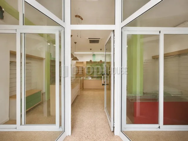 Puertas de cristal de la entrada principal