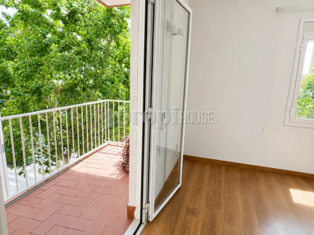 Salida al balcón desde el interior, con la puerta acristalada abierta