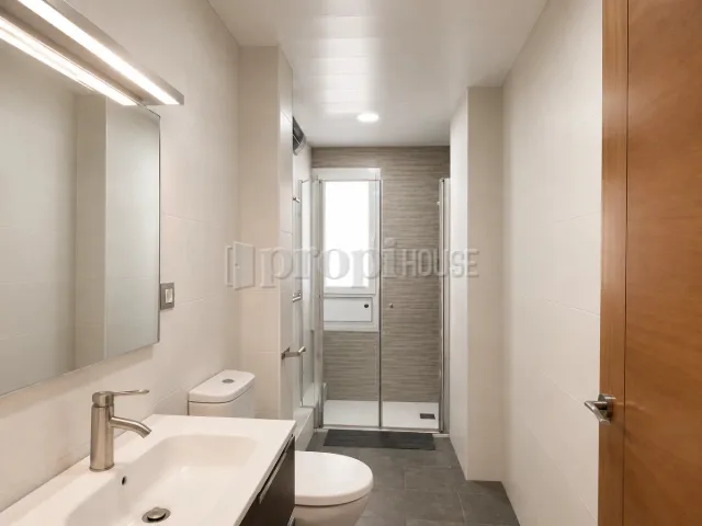Baño completo con mueble de lavabo, espejo y ducha con ventana