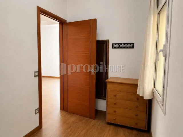 Tercera habitación de la vivienda, con ventana y salida al pasillo