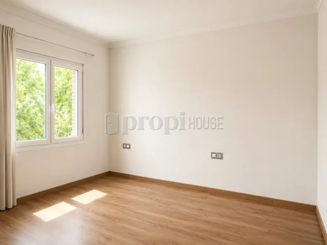 Habitación con ventana al arbolado de la avenida
