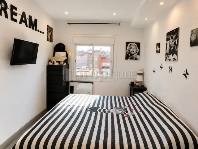 La habitación principal con la ventana y vistas por encima de los tejados