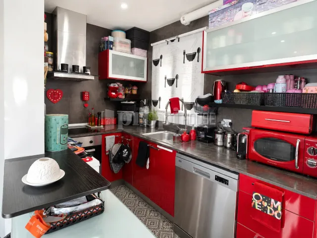 Cocina en L con encimera, lavavajillas y almacenaje en columna