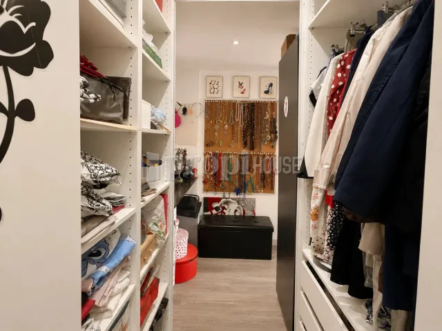 El vestidor desde la entrada, con armario abierto y espacio de paso