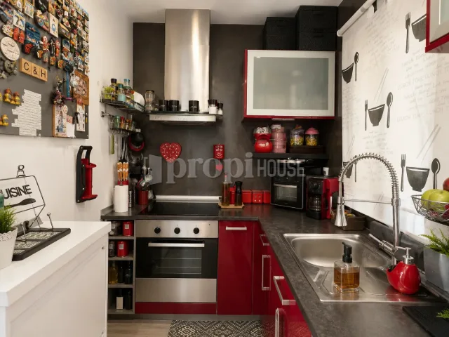 Cocina con frente rojo, campana extractora y horno