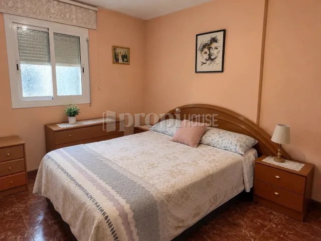Habitación doble con ventana y mesitas