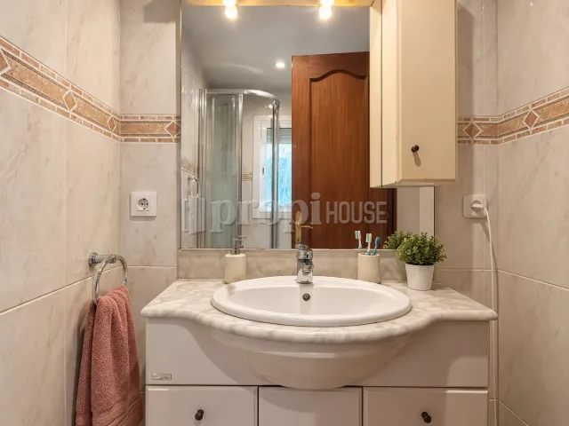 El baño desde la puerta, con la ducha al fondo