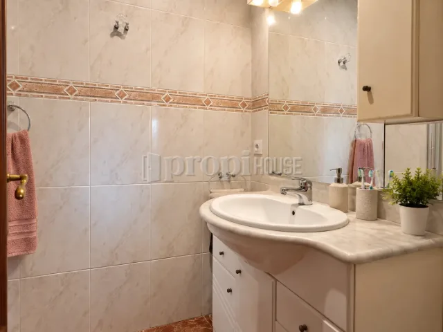 Lavabo con mueble y espejo