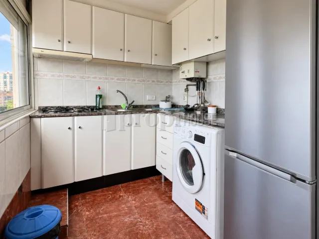 Frente de la cocina con fregadero, lavadora y nevera