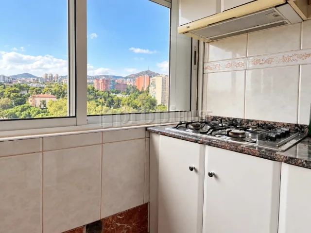 Placa de cocción bajo la ventana, con las vistas al fondo
