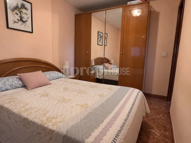 La habitación doble con el armario de espejo