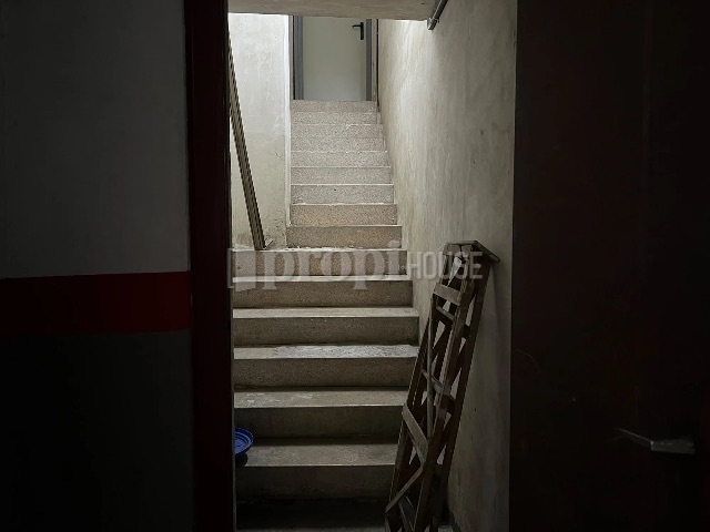 Escalera de acceso a pie al garaje