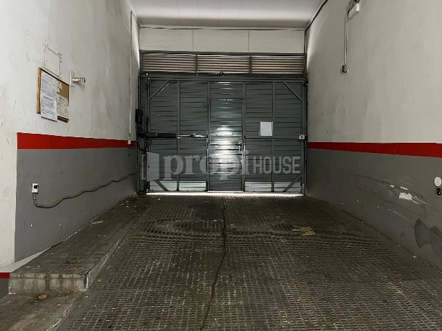 Puerta automática del garaje, con mando