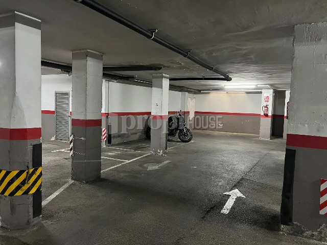 Interior del garaje con la señalización de circulación
