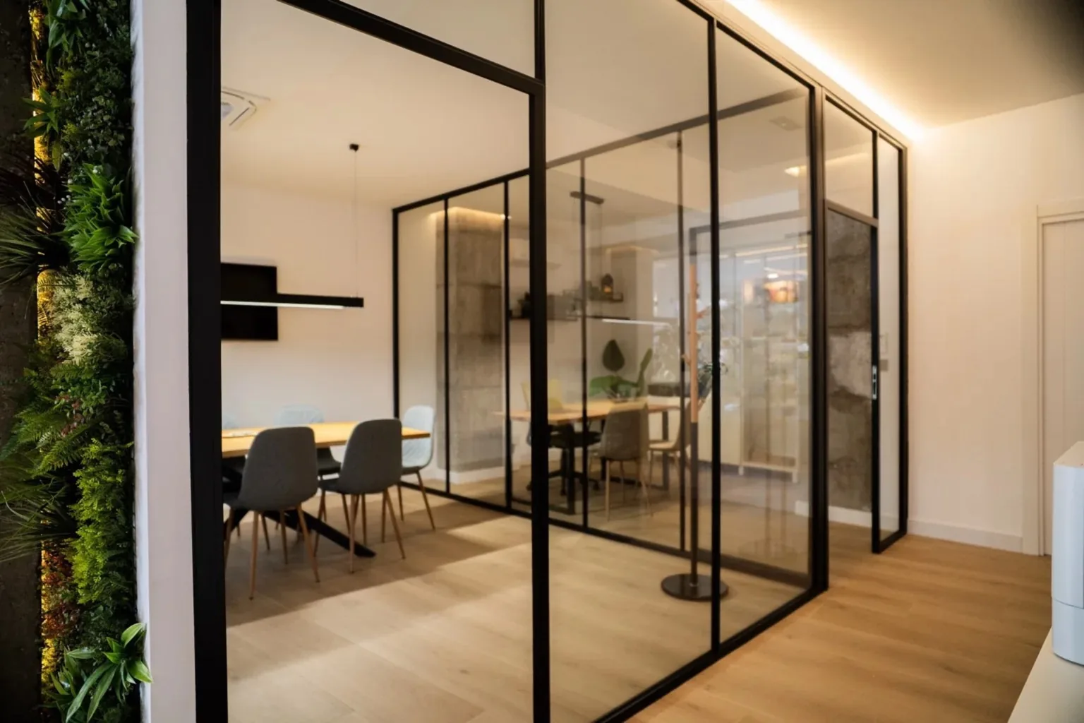 Propi House terminado — la sala acristalada con jardín vertical