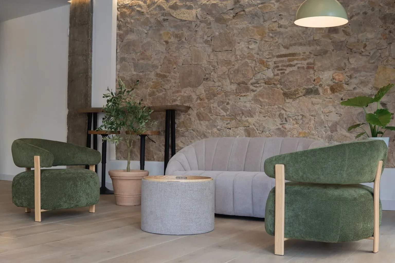 Propi House terminado — la sala de espera con butacas y pared de piedra
