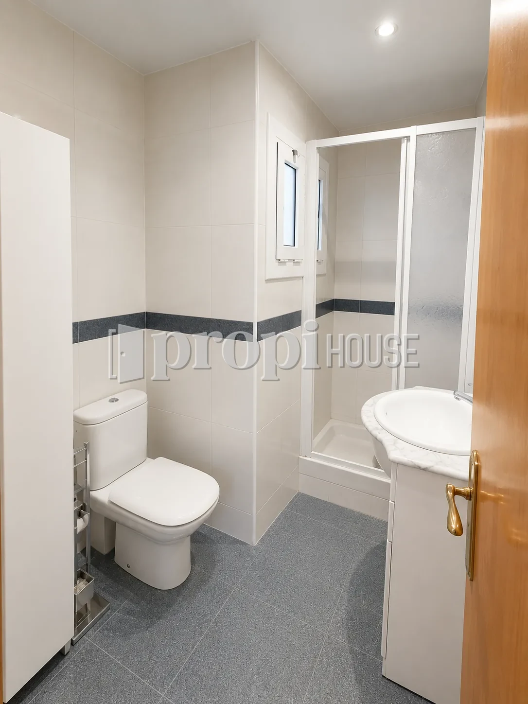 Baño completo de la vivienda