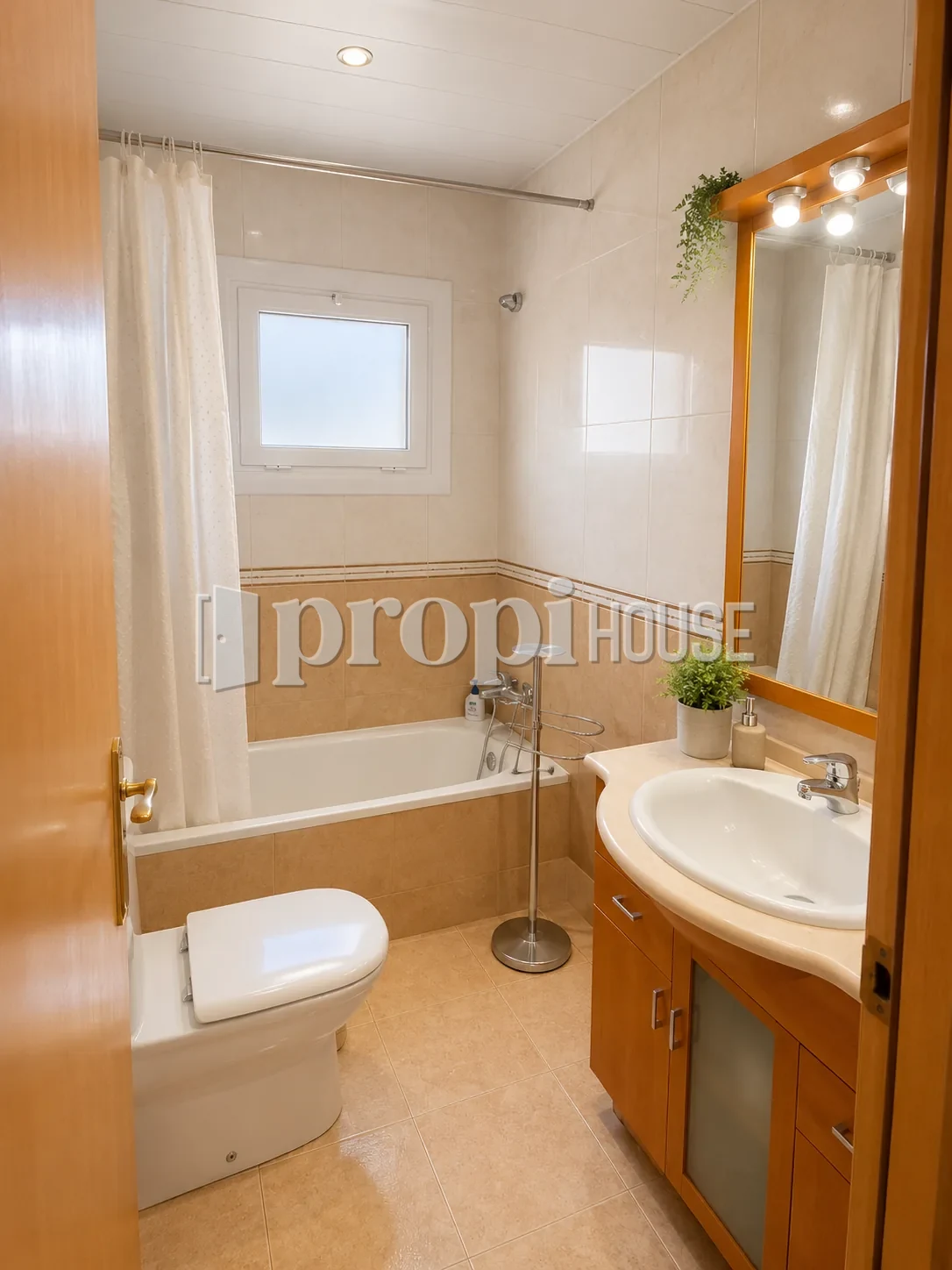 Baño completo con bañera y ventana exterior