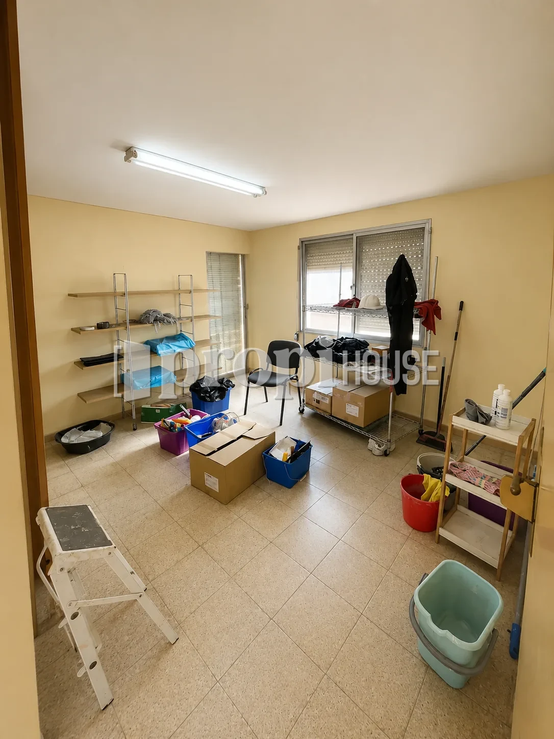 Estancia auxiliar con armarios y estantería