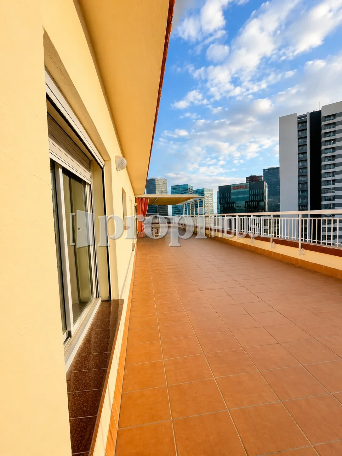 Paso lateral de la terraza que rodea la vivienda