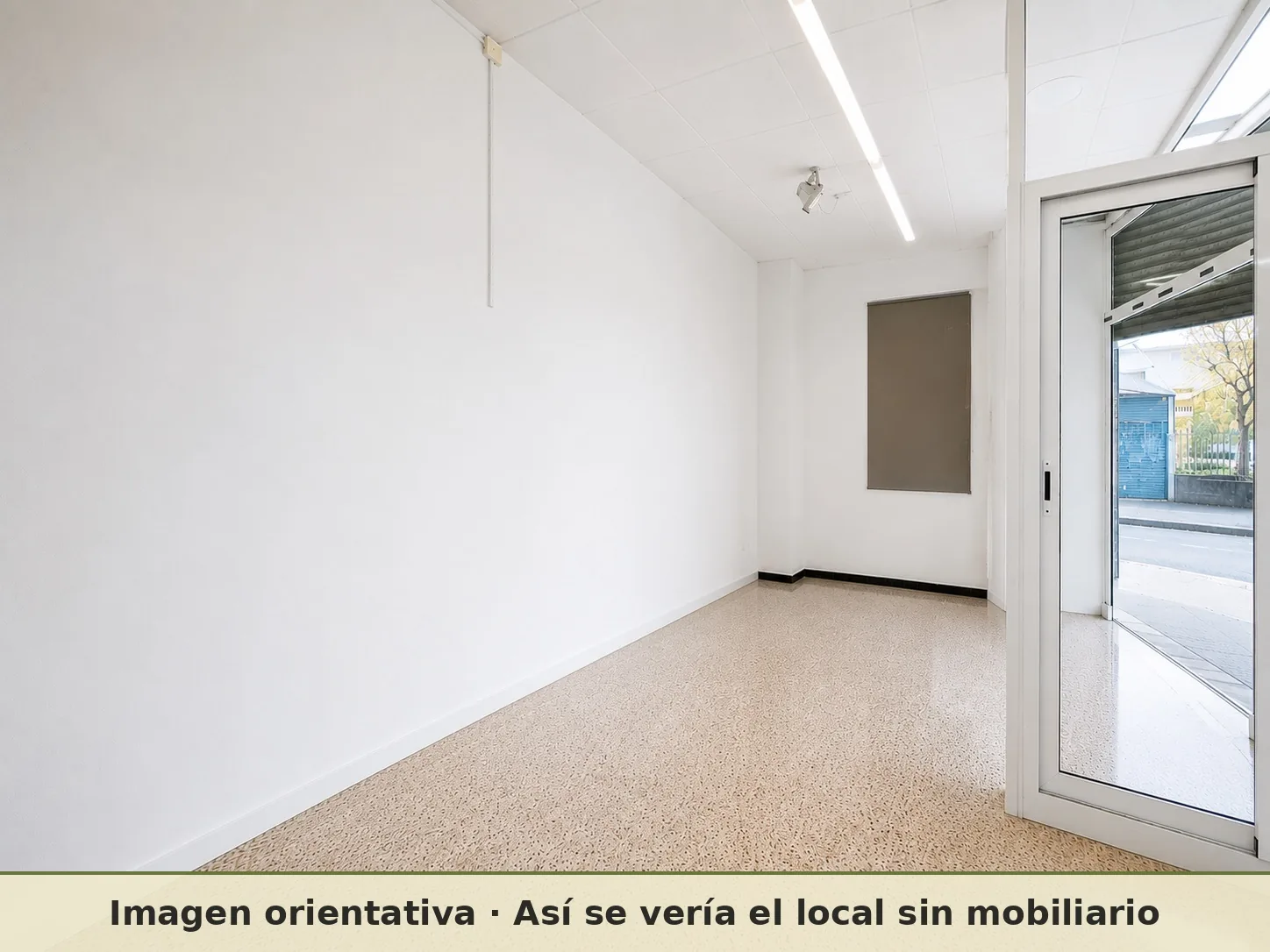 Imagen orientativa: la puerta del fondo del local, sin mobiliario