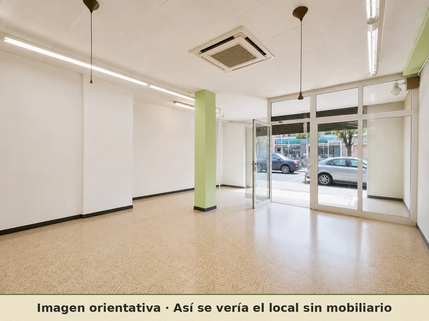 Imagen orientativa: la sala principal vacía, con la calle al fondo