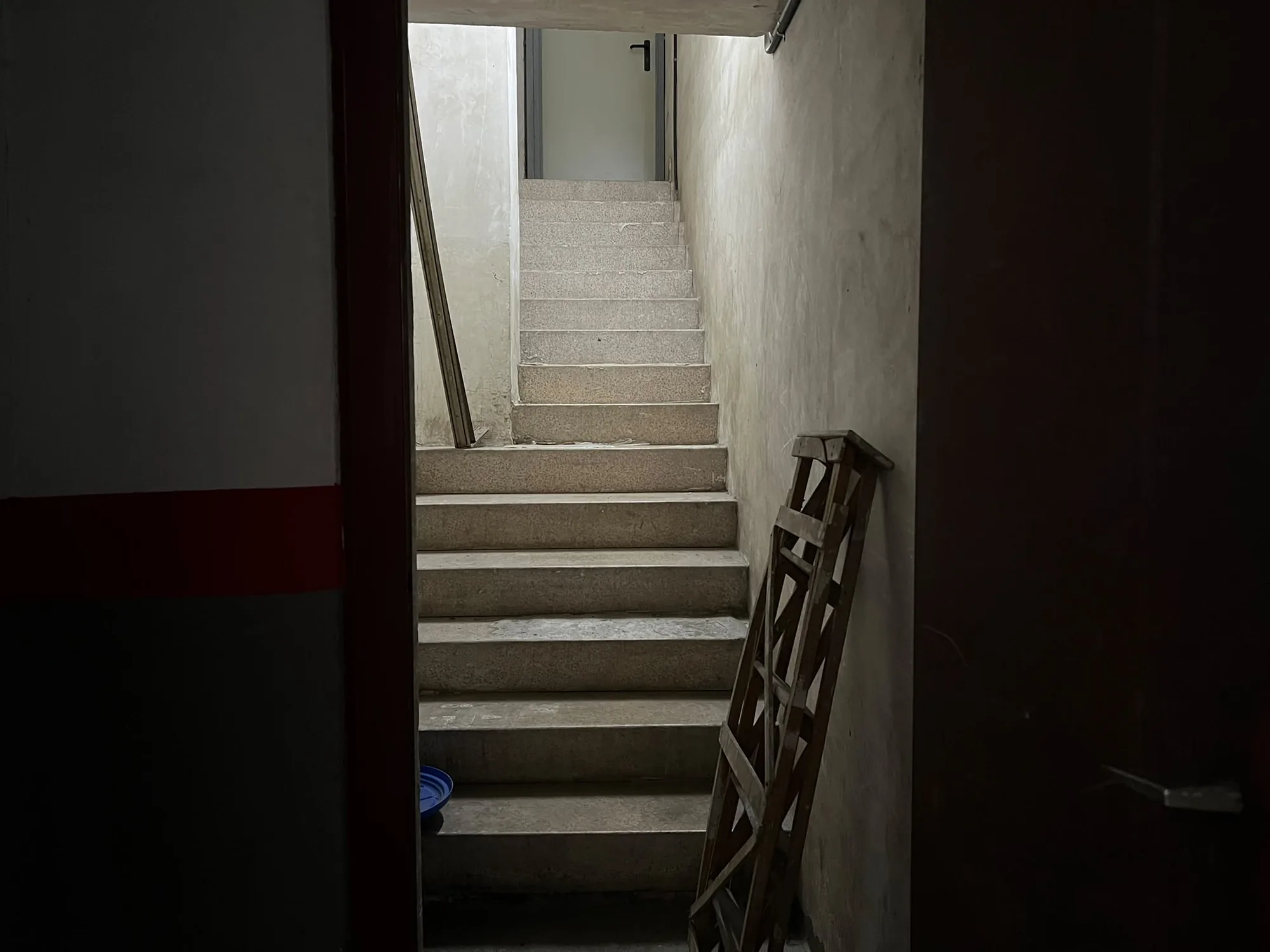 Escalera de acceso a pie al garaje