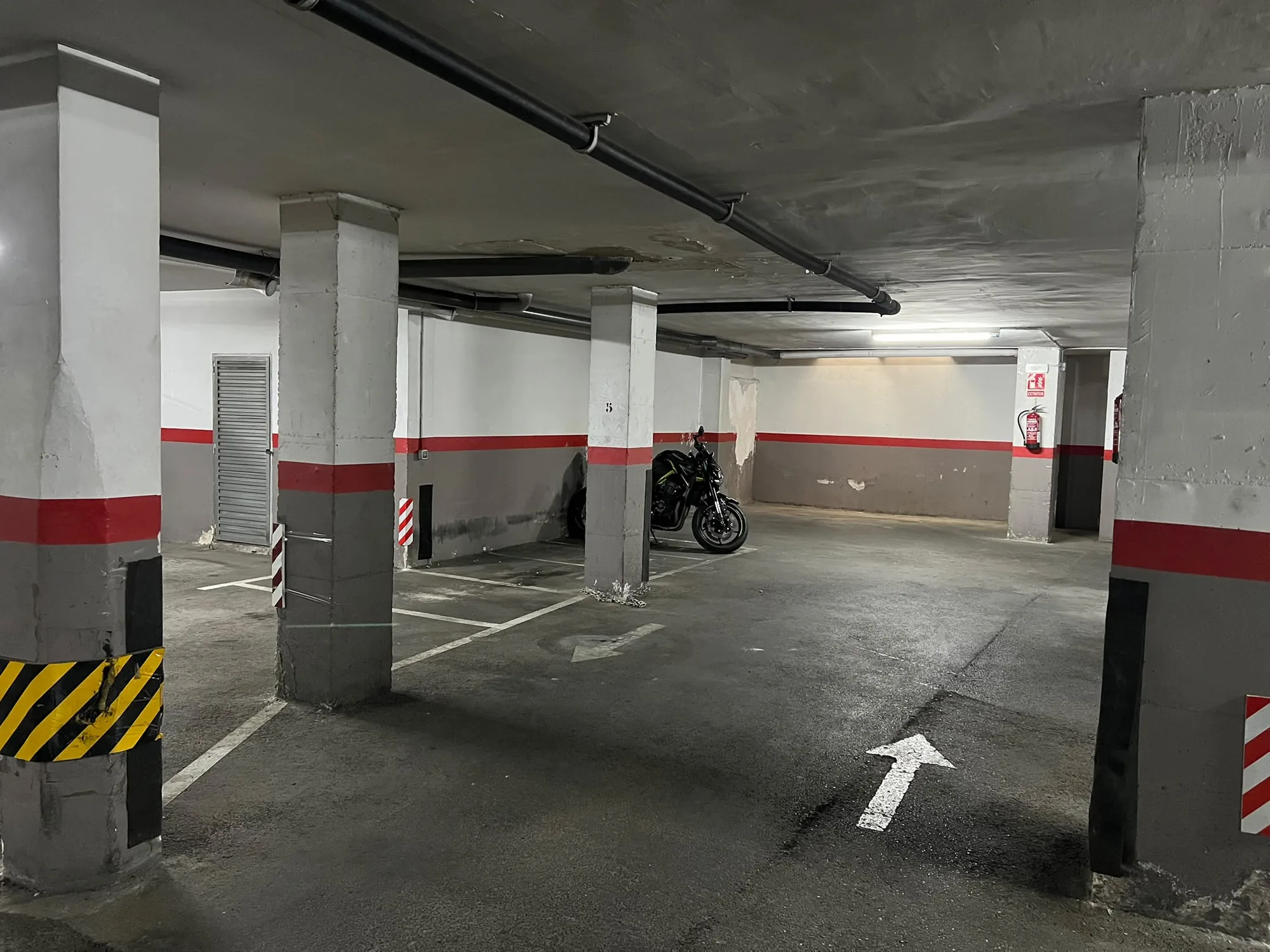 Interior del garaje con la señalización de circulación