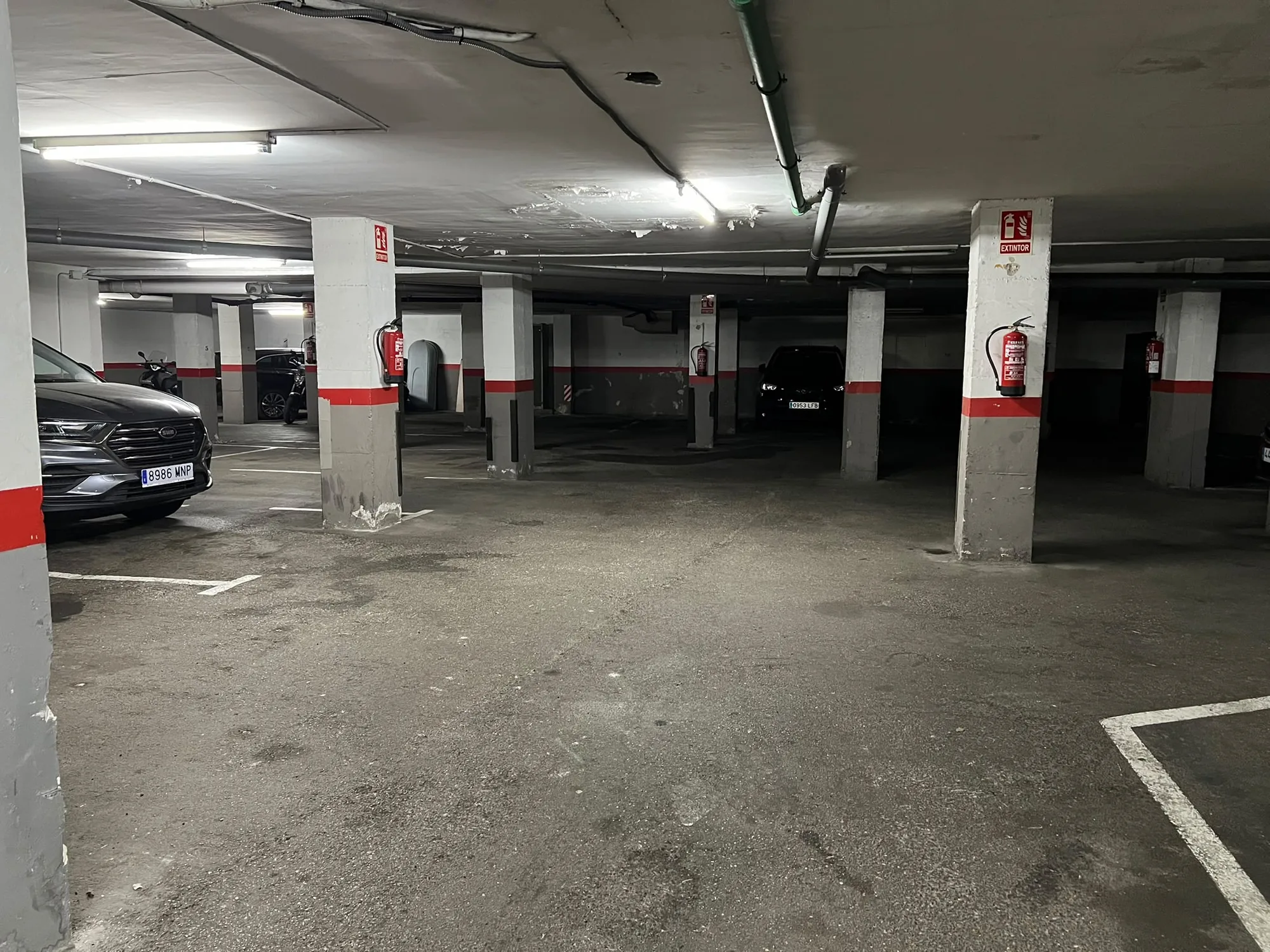 Plazas de coche del mismo garaje comunitario