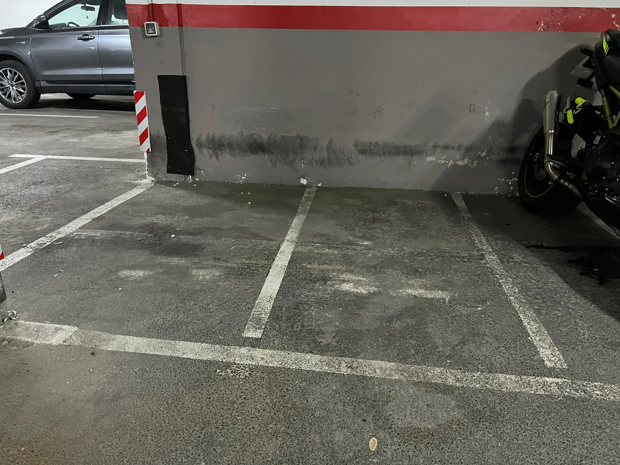 Las plazas de moto vacías, junto a la columna