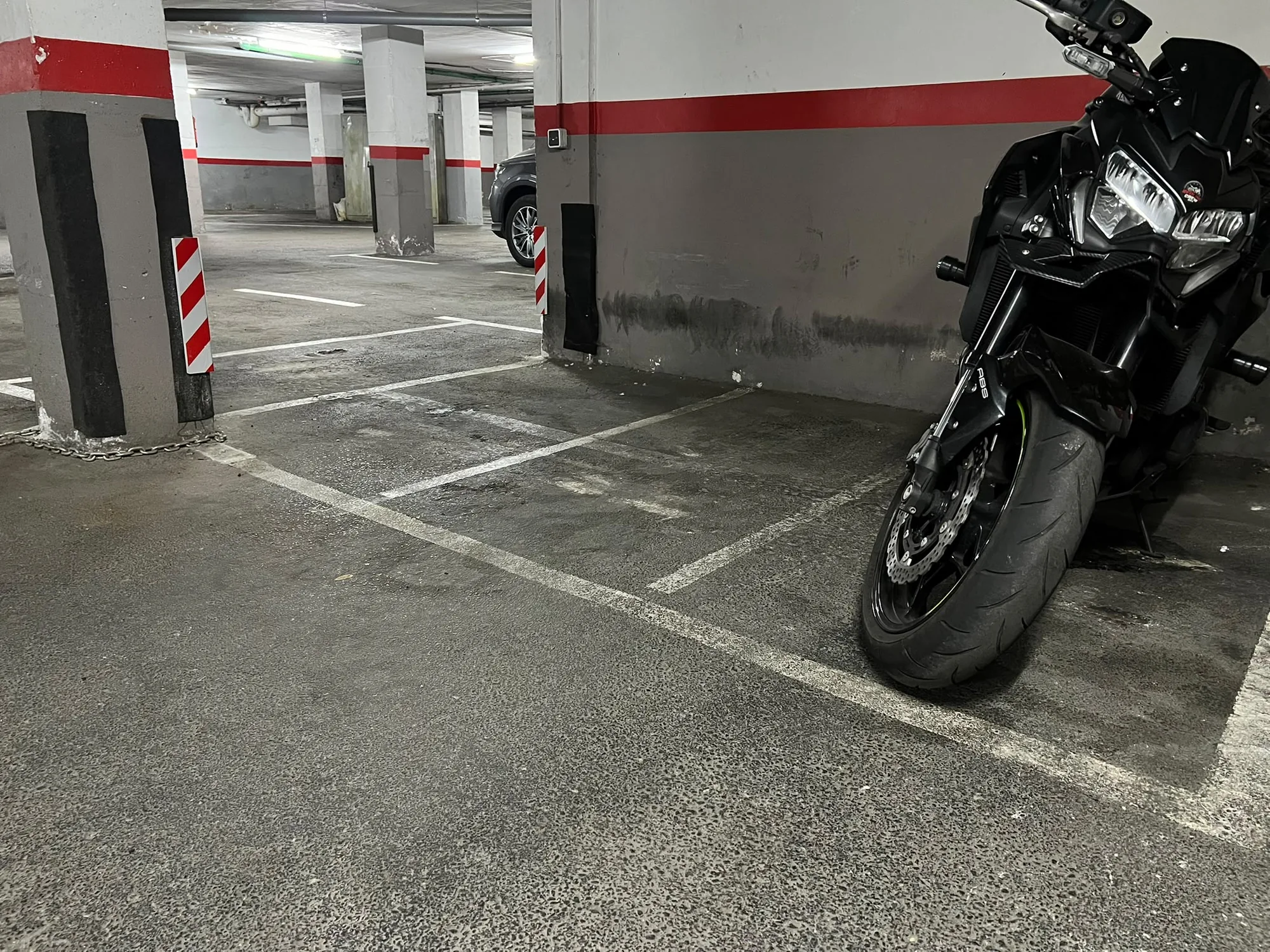 Una de las motos aparcada en su plaza
