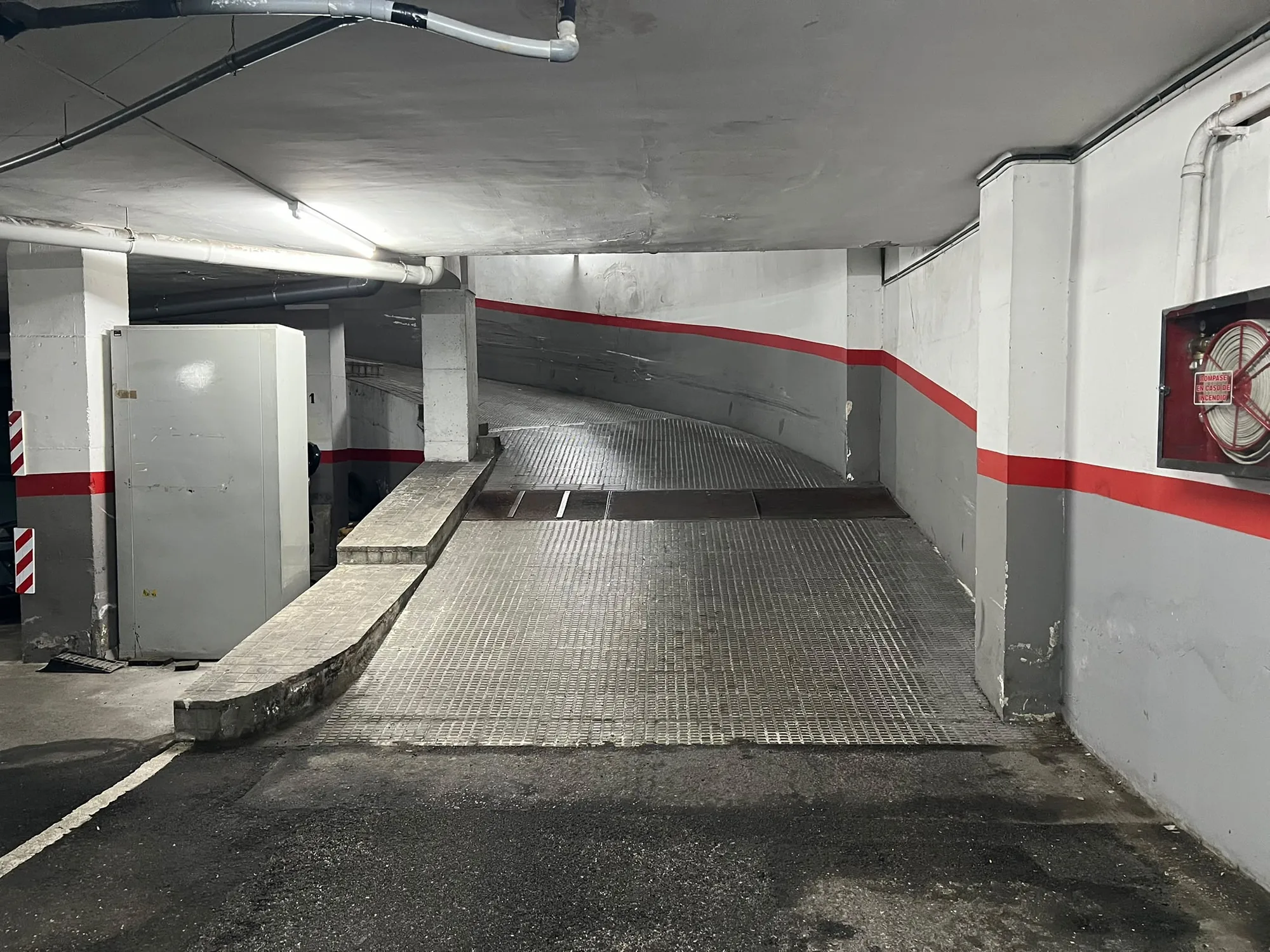 La rampa hacia la puerta de salida