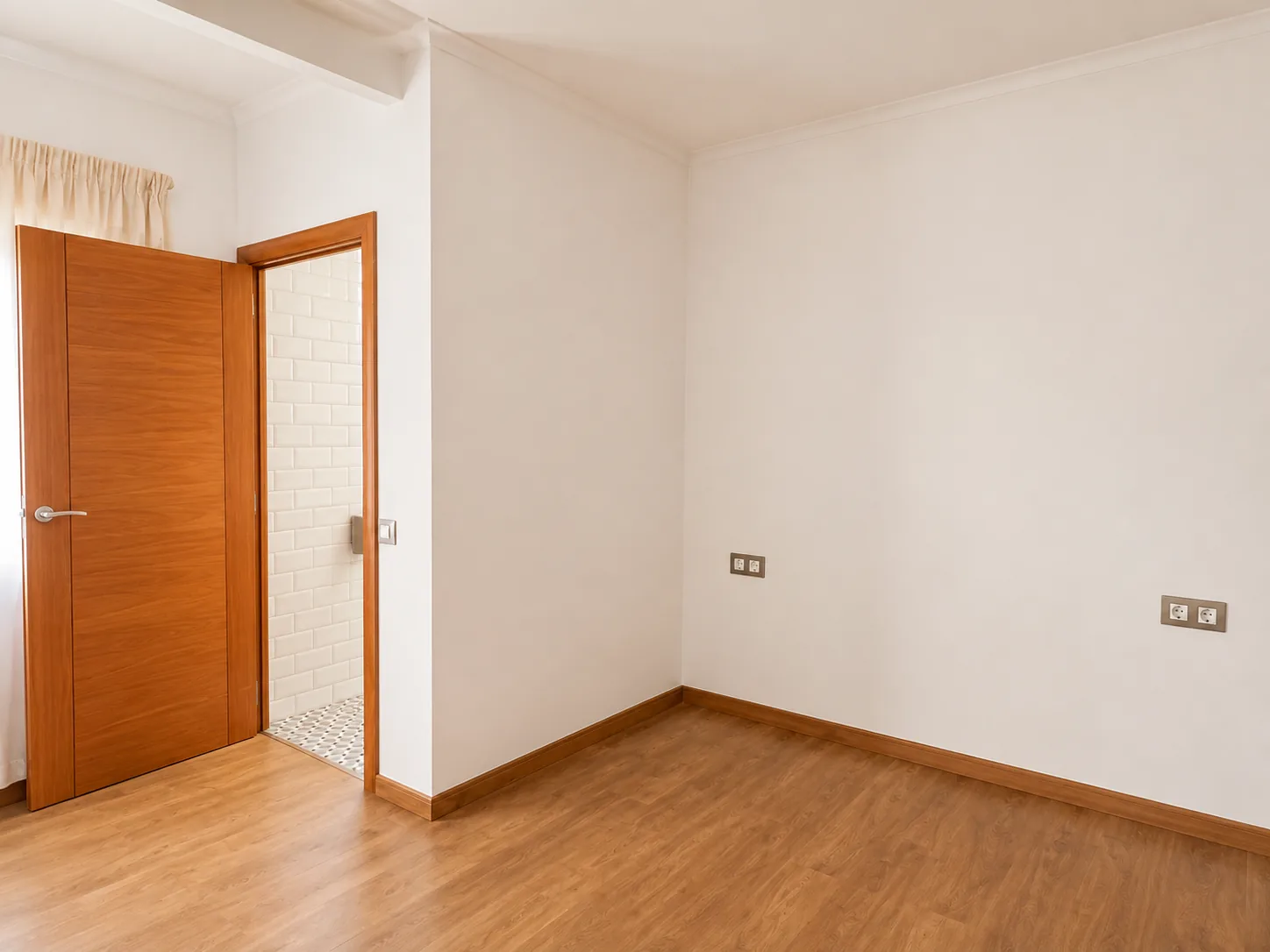 Habitación con la puerta abierta al aseo propio