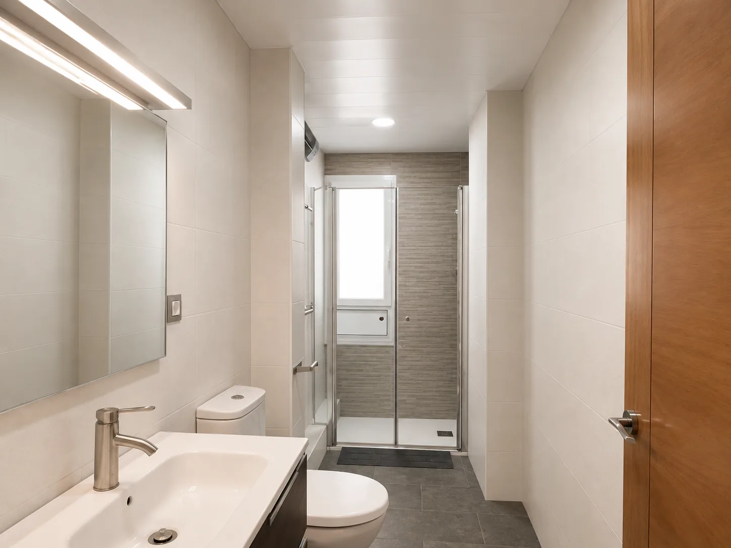 Baño completo con mueble de lavabo, espejo y ducha con ventana