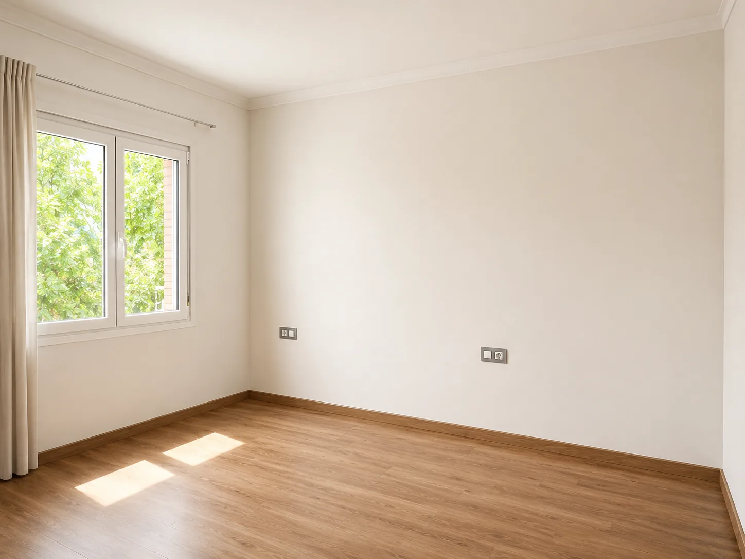 Habitación con ventana al arbolado de la avenida