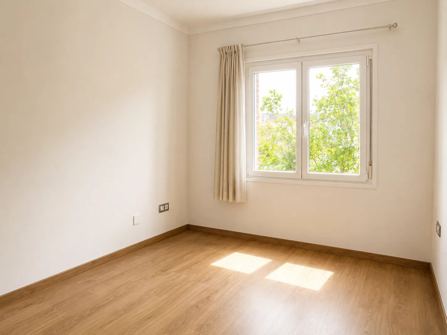 Habitación exterior con la ventana dando a los árboles de la avenida