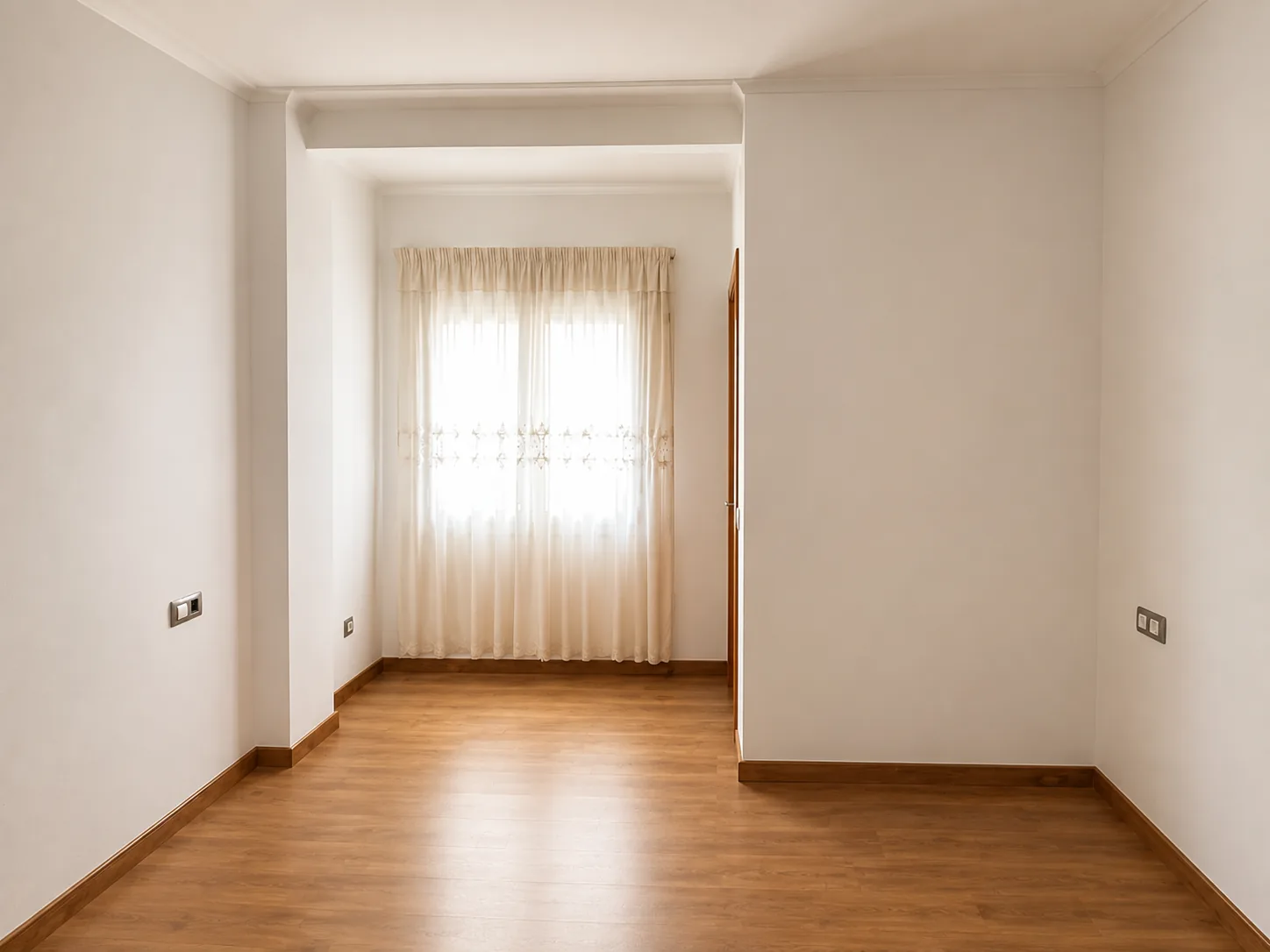 Habitación exterior con ventana y suelo de madera