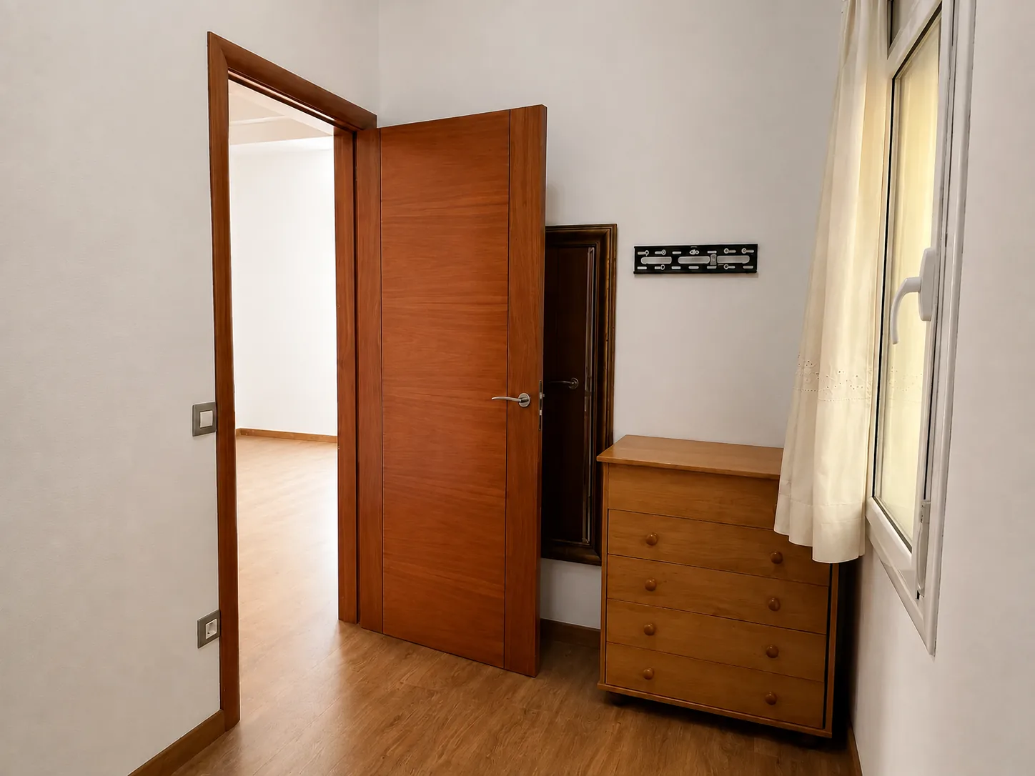 Tercera habitación de la vivienda, con ventana y salida al pasillo