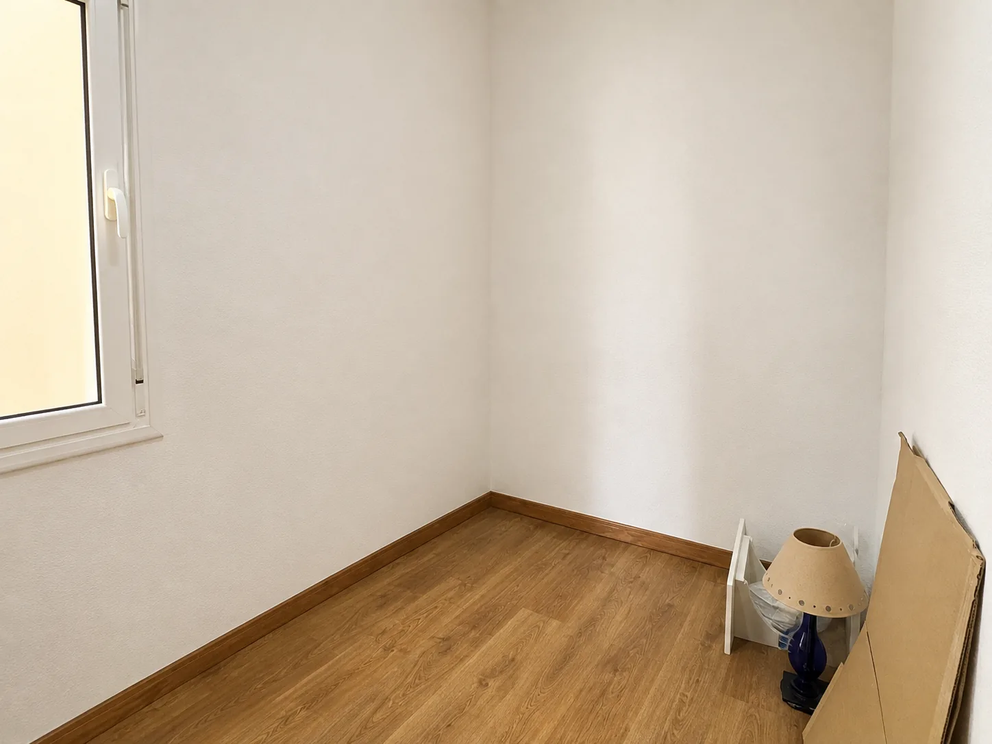 La tercera habitación desde el otro extremo, con la ventana a la izquierda