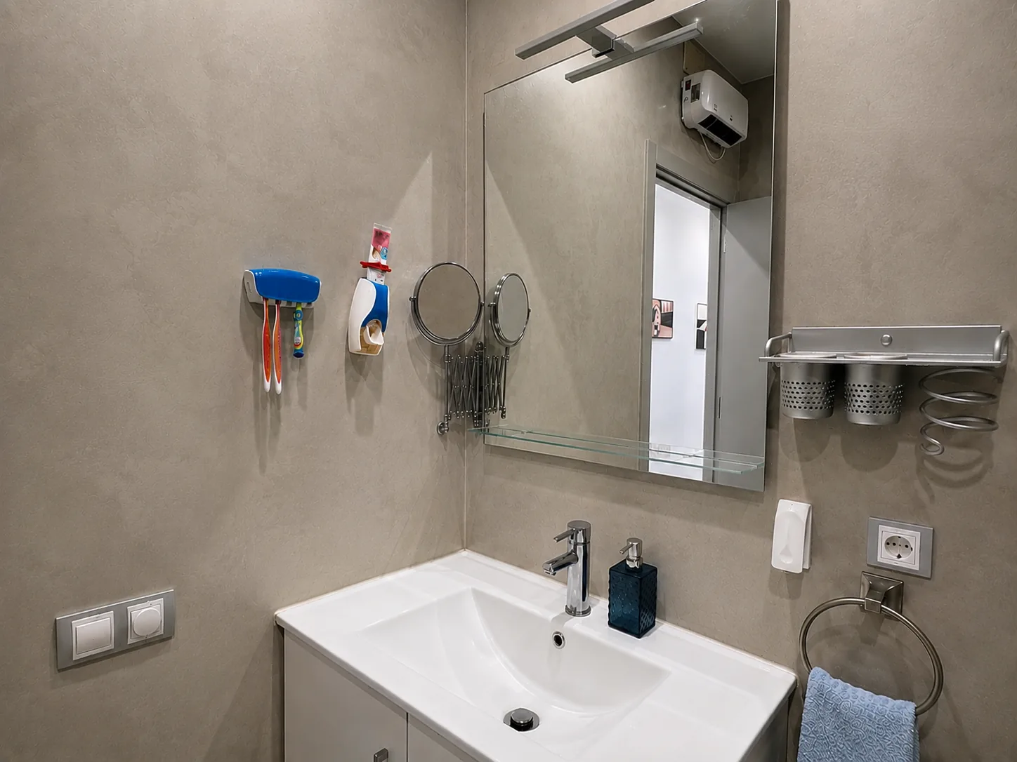 Lavabo del baño con espejo y ventana