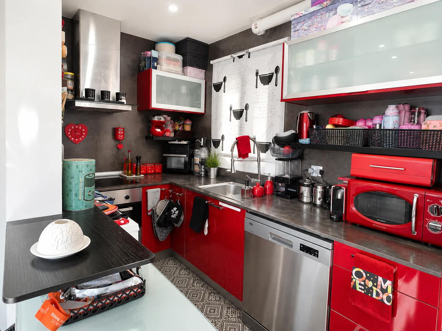Cocina en L con encimera, lavavajillas y almacenaje en columna