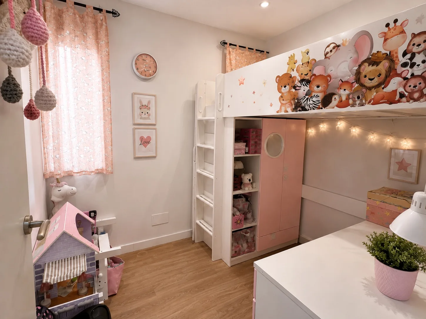 Segunda habitación con cama alta, armario y estantería debajo, y ventana propia