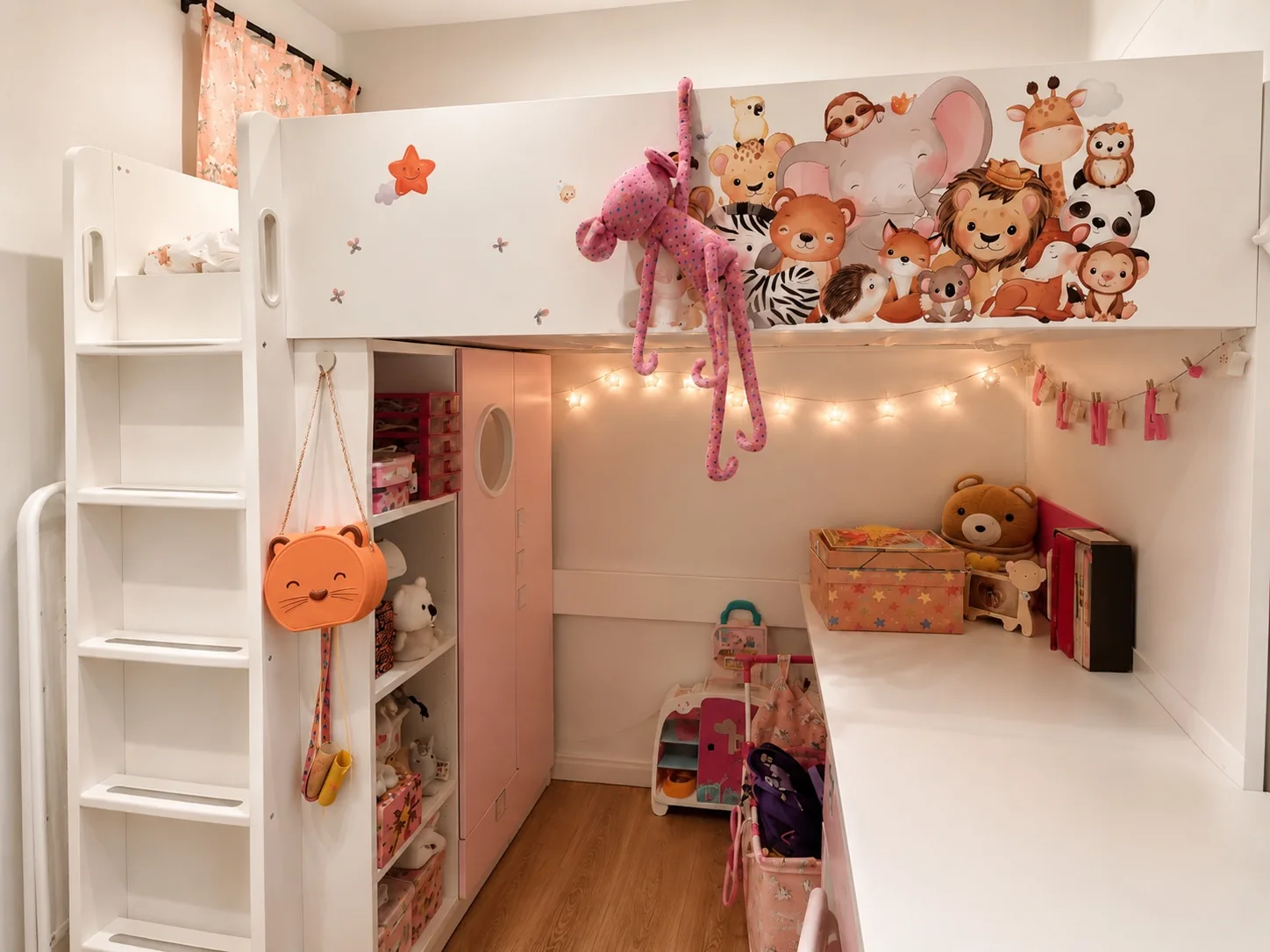 La misma habitación desde la puerta, con el escritorio corrido bajo la cama alta